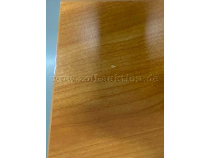 Stoßkante auf der Tischplatte