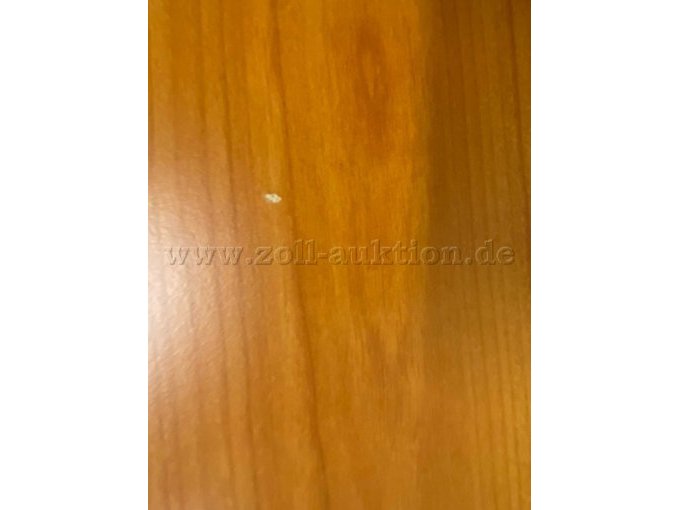 Eine kleine Stoßkante ist auf der Tischplatte sichtbar.