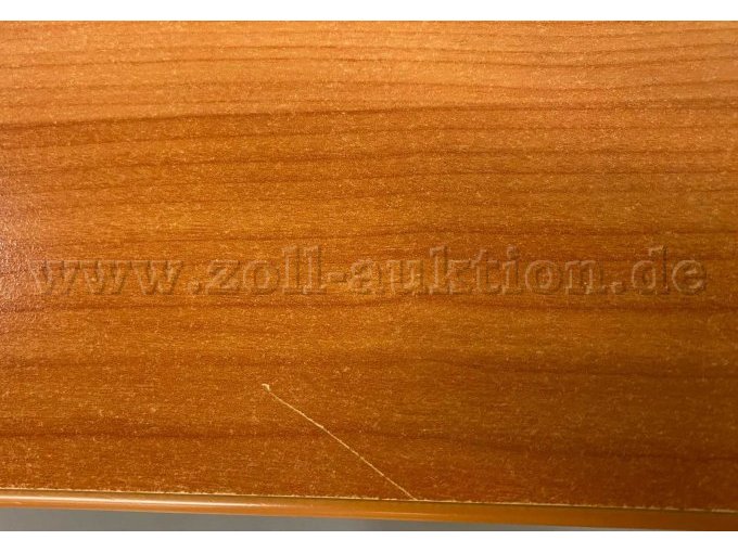 Oberflächige Kratzer sind auf der Tischplatte vorhanden.