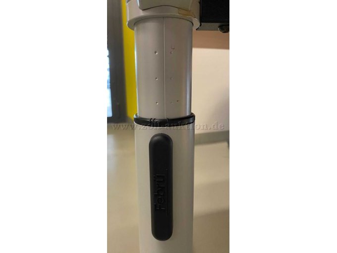 Der Tisch ist höhenverstellbar.