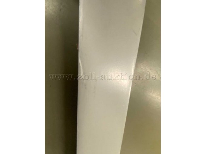 Leichter Abrieb und Kratzer sind an den Tischfüßen sichtbar.