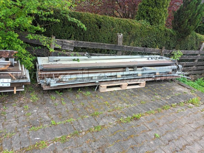 Sektionaltor zerlegt auf Palette