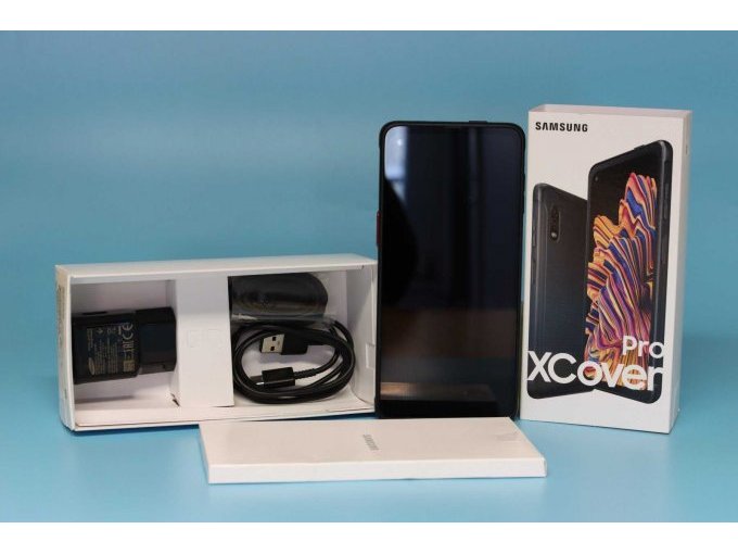 Originalverpackung mit Handy, Ladekabel und Kopfhörer