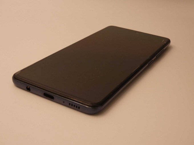 Samsung A51_ Ansicht untere rechte Ecke/ rechter Rand/ unterer Rand