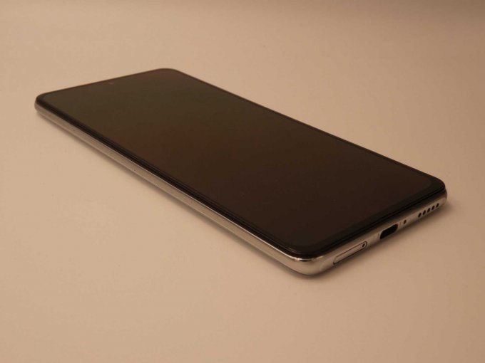 Xiaomi Poco F3_ Ansicht auf linken Rand/ linke untere Ecke und unteren Rand