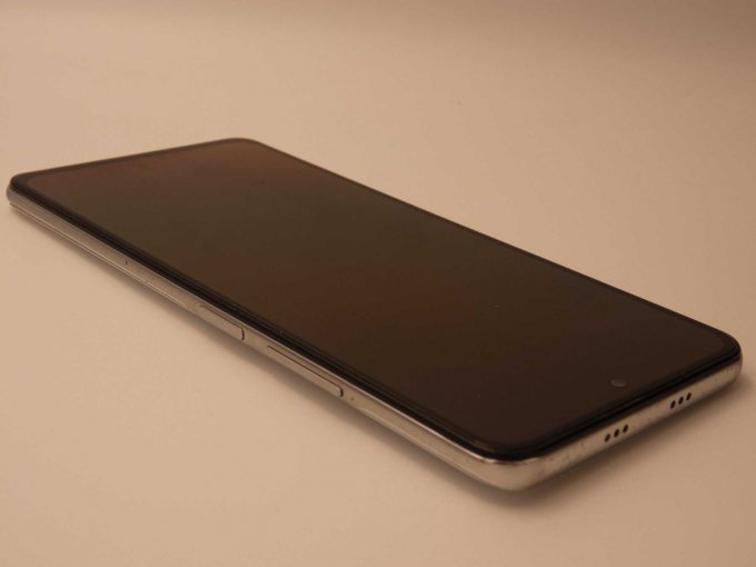 Xiaomi Poco F3_ Ansicht auf rechten Rand/ rechte obere Ecke und oberen Rand