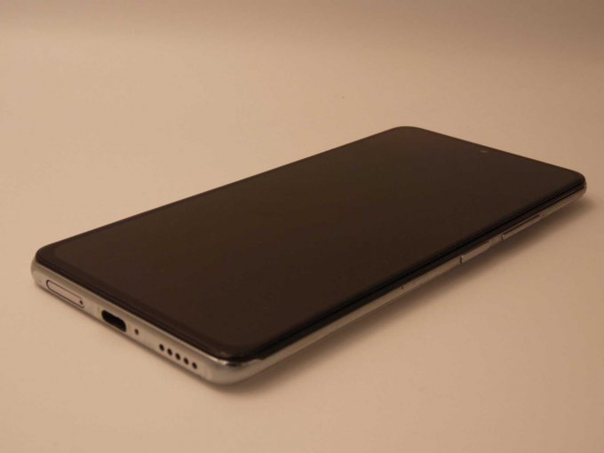 Xiaomi Poco F3_ Ansicht auf rechten Rand/ rechte untere Ecke und unteren Rand