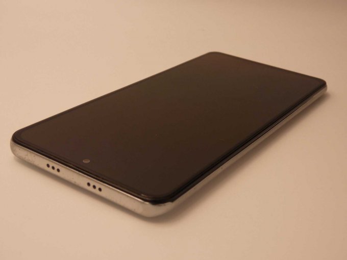 Xiaomi Poco F3_ Ansicht auf linken Rand/ linke obere Ecke und oberen Rand