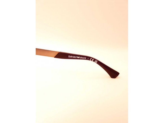 1 Emporio Armani Sonnenbrille_ Herstellername auf Bügel und CE-Kennung