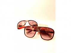 2 Sonnenbrillen: 1 Emporio Armani, 1 Fumken_ Ansicht beider Brillen