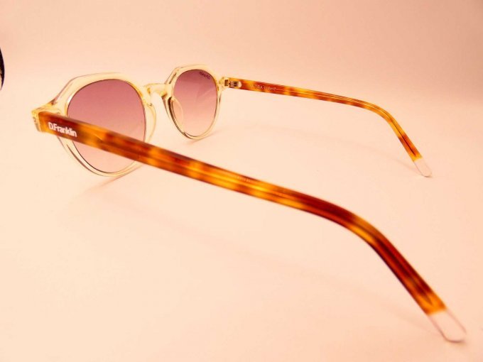 1 Sonnenbrille D. Franklin:_  Seitliche Ansicht von links auf Gestell und hintere Gläser