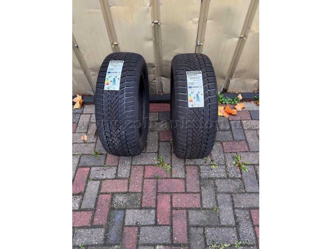 Blick auf die Lauffläche mit Typenaufkleber