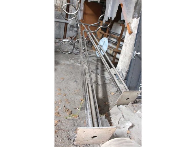 Ansicht der beiden Metallrohre - mit Standfuss