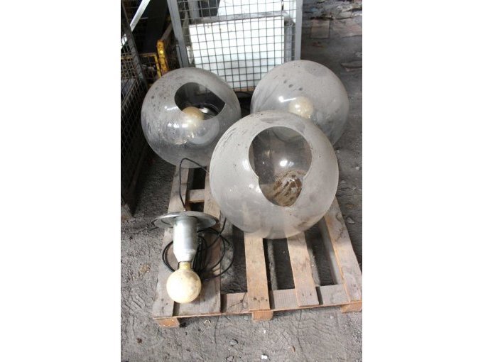 Glaskugeln mit Beschädigung