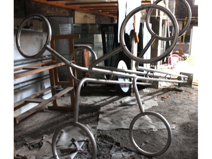 Ansicht der beiden Metallrohre - Aufnahme der Glaskugeln