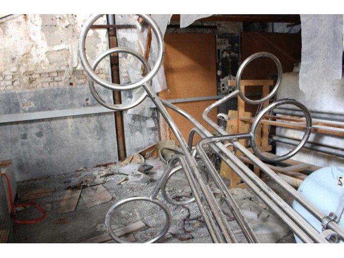 Ansicht der beiden Metallrohre - Aufnahme der Glaskugeln