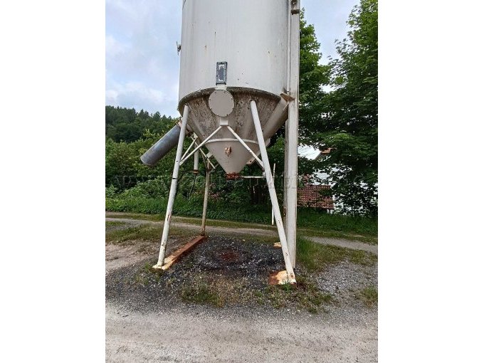 Frontansicht Silo mit Stutzen