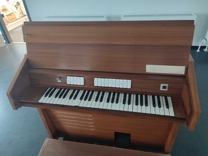 E-Orgel geöffnet