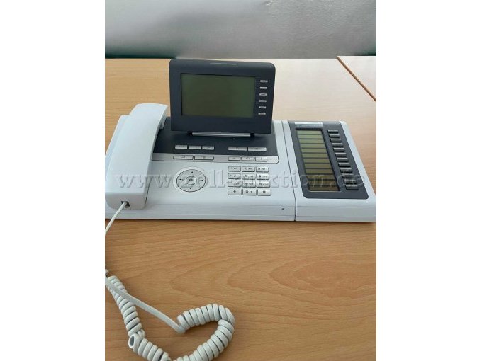 Telefon mit aufgestelltem Display