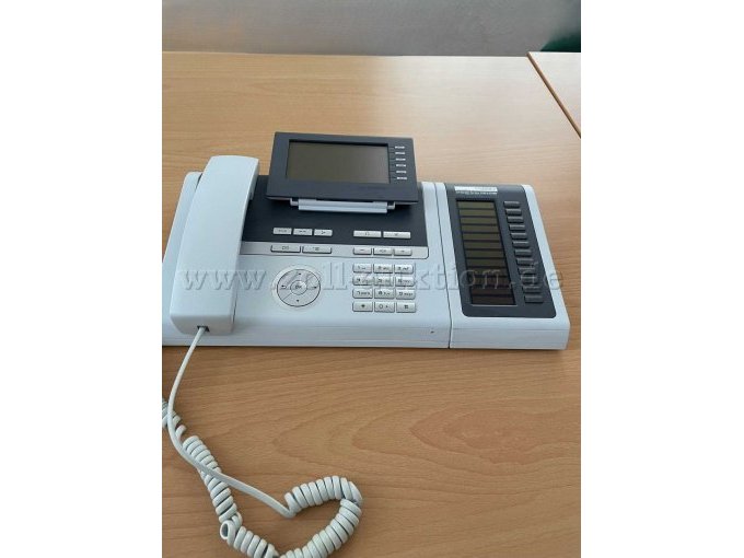 Telefon mit flachanliegendem Display
