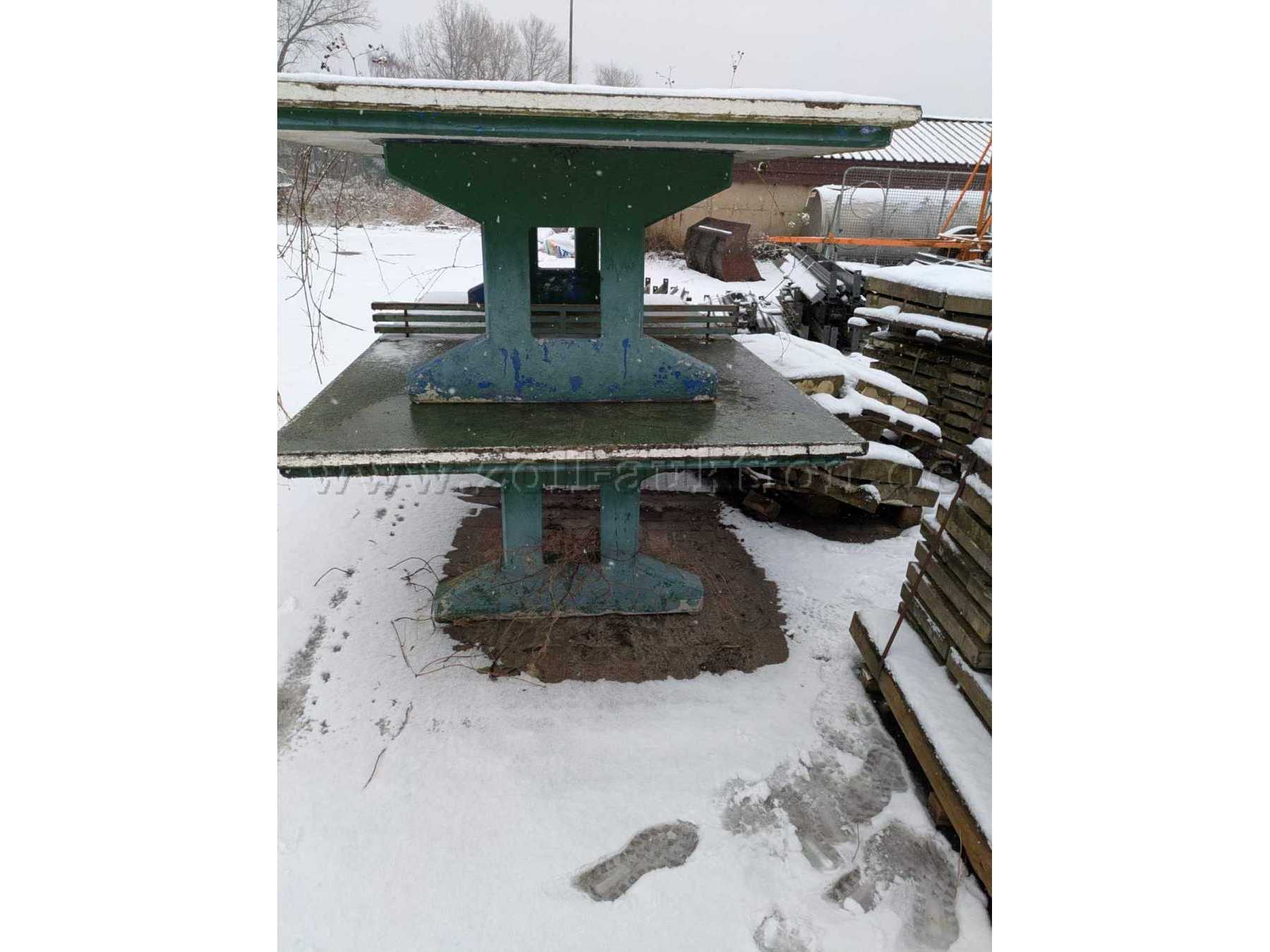 Ansicht von Vorne der zwei Platten