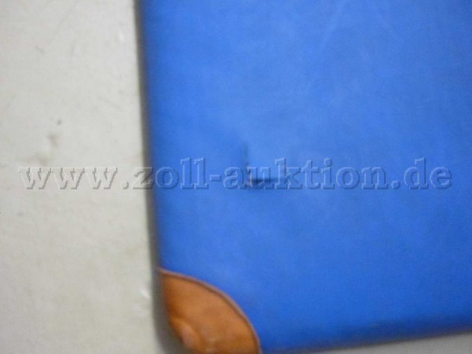 Riss im Bezug ca. 4-5 cm