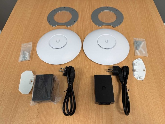 2 Ubiquiti UniFi AC PRO – WLAN Access Points mit Zubehör
Vorderseite