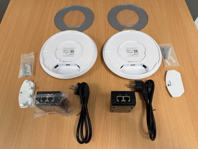 2 Ubiquiti UniFi AC PRO – WLAN Access Points mit Zubehör
Rückseite