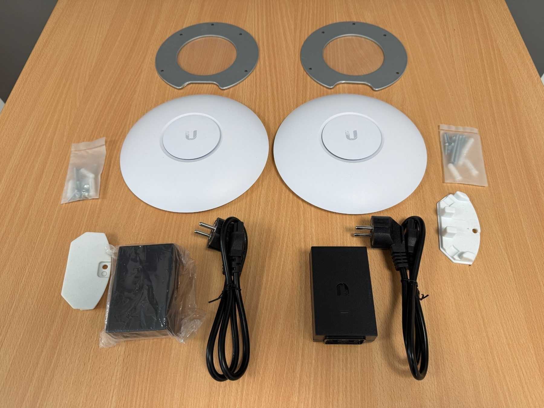 2 Ubiquiti UniFi AC PRO – WLAN Access Points mit Zubehör
Vorderseite