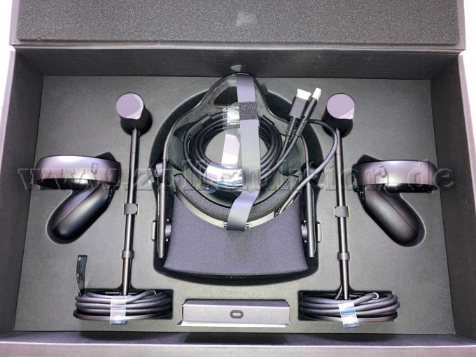 Geöffneter Karton Oculus Rift Marvel Powers United