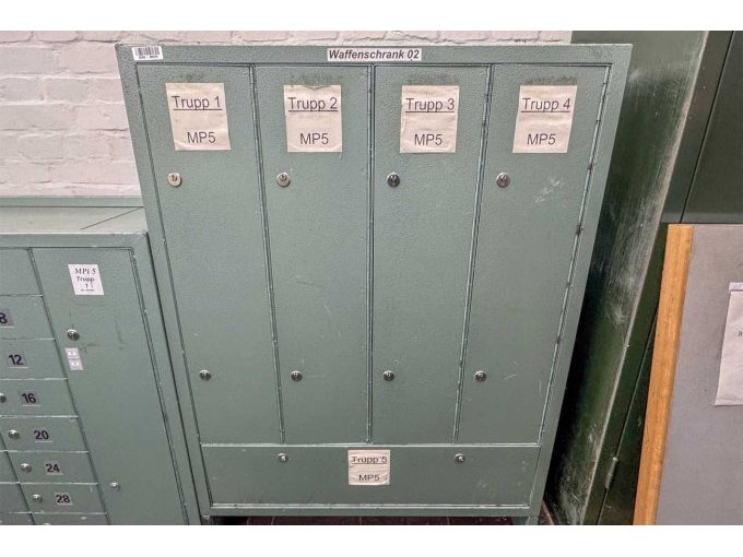 Waffenschrank 
Frontansicht 
Lange Fächer