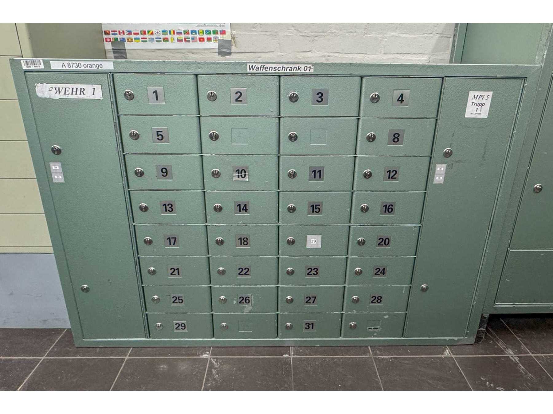 Waffenschrank  Frontansicht 
Kleine Fächer