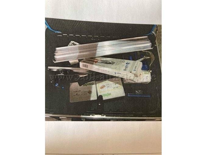 drittes Fach geöffnet
diveres Materialzubehör (nicht definierbar)