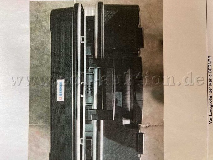 Frontansicht 
Zahlenkombinationsschloss (Kombination unbekannt)