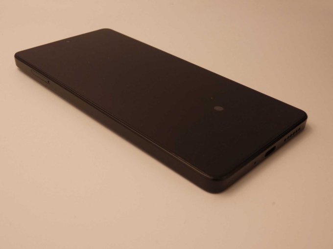 Xiaomi Note 13_ Ansicht auf unteren Rand/ untere linke Ecke/ linker Rand