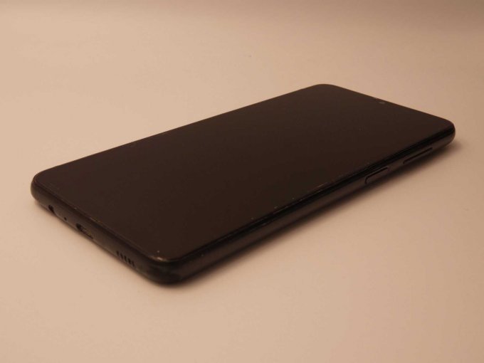 Samsung A12_ Ansicht auf rechten Rand/ obere rechte Ecke/ unterer Rand