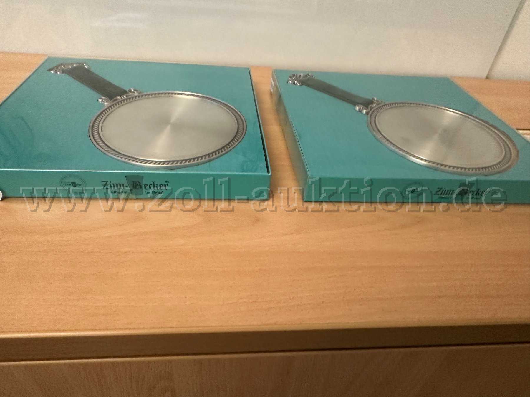 Zinnteller in ihren Aufbewahrungsboxen