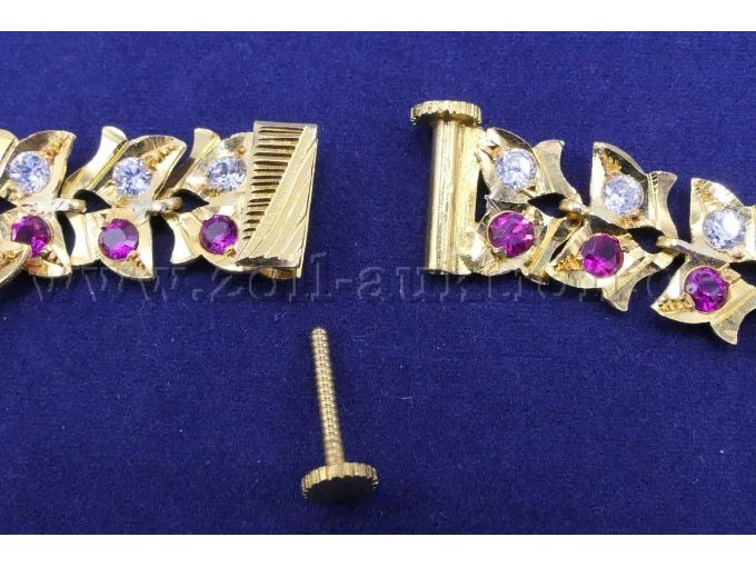 Ansicht Verschluss geöffnet beim Collier in der "breiten Form"