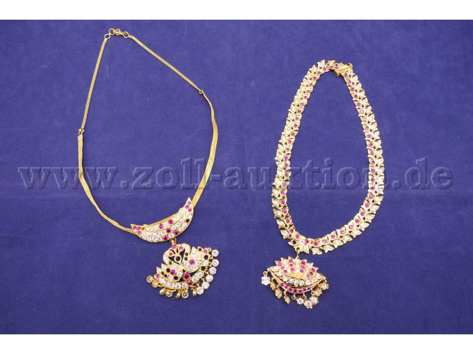 Gesamtansicht. Linkes Collier ist die "breite Form", rechtes Collier ist die "schmale Form".