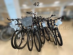 Übersicht Konvolut (von links nach rechts): Voyage Bikes, bonvelo, Kalkhoff, Wondervelo, Noxon, unbekannte Marke, (Mountainbike), Jever, Germaan, unbekannte Marke (E-Bike), Leader