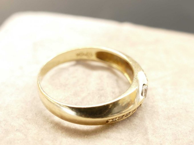 2 Goldringe_ auf Ringfassung des Damenrings von links