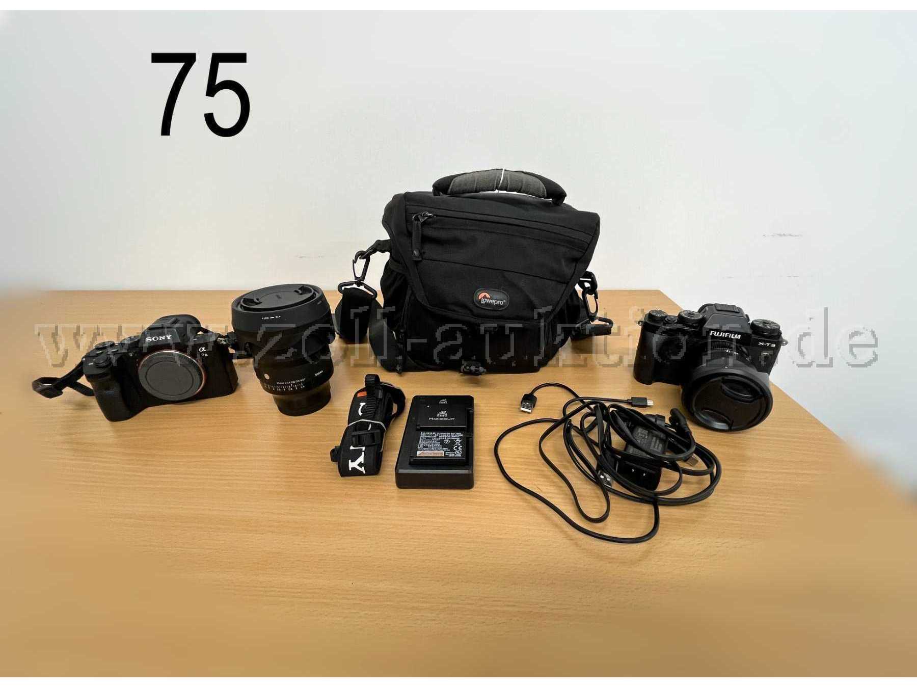 Zwei gebrauchte Kameras von Sony (Alpha 7 III) und Fujifilm (X-T3) mit Zubehör