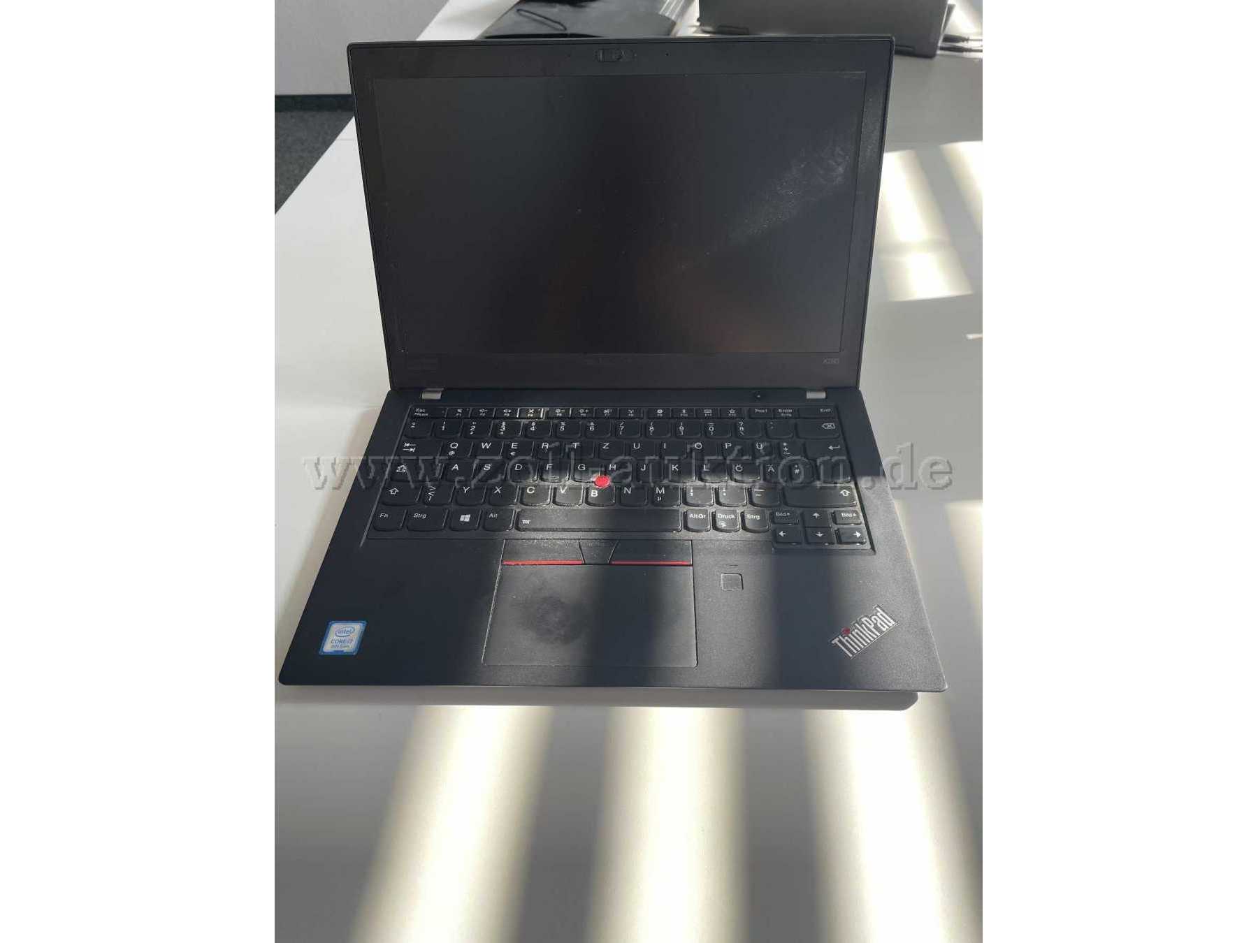 Laptop aufgeklappt