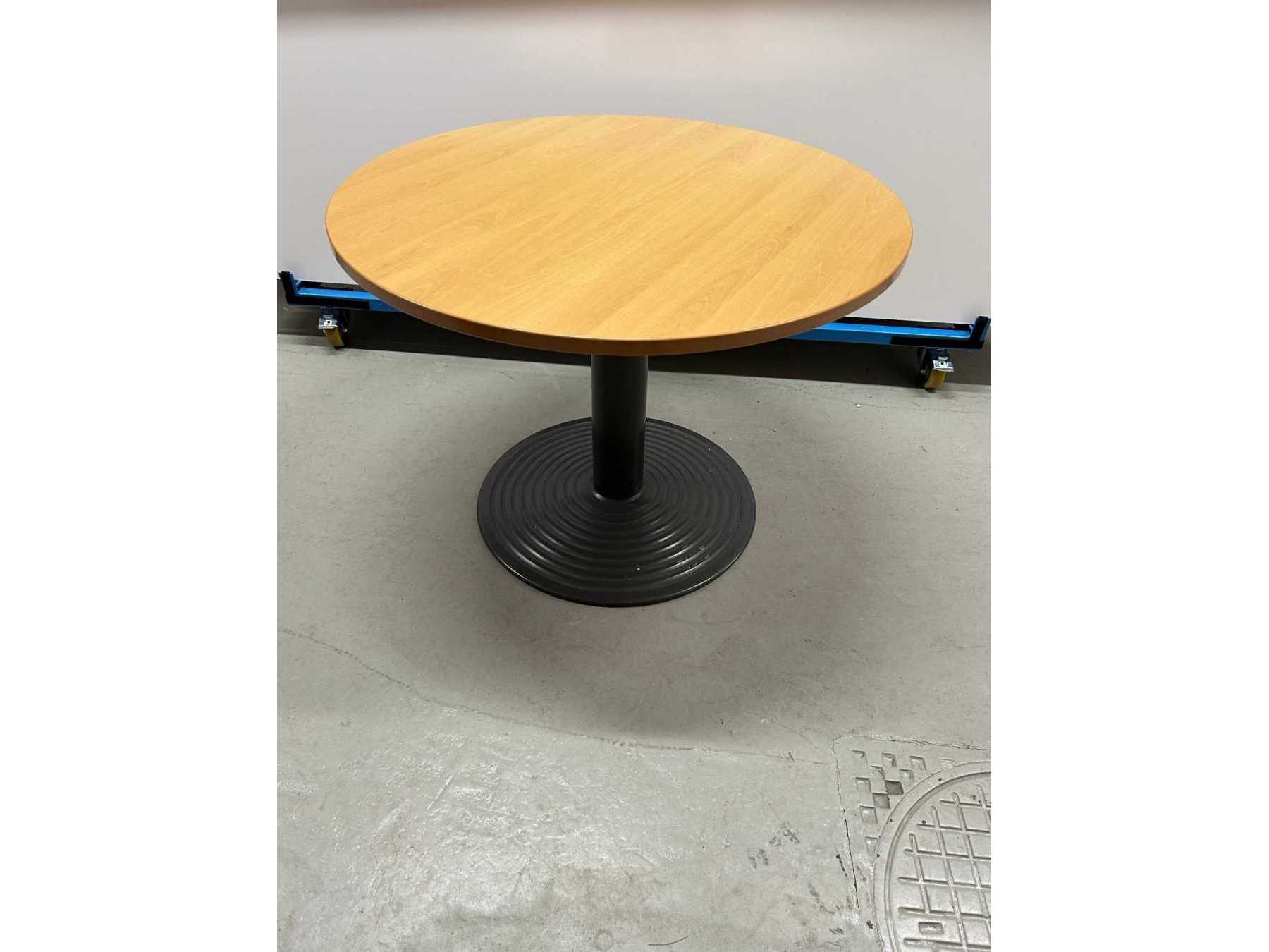 Großer runder Tisch