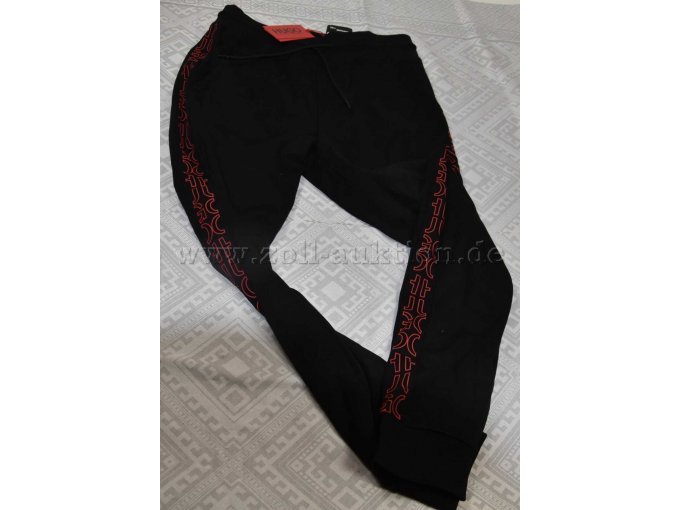 1 schwarze Sweatshirt-Hose „Hugo Boss“ mit roter Beschriftung
