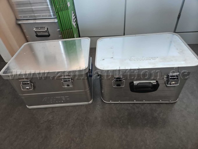 Beide Alukisten von vorne.