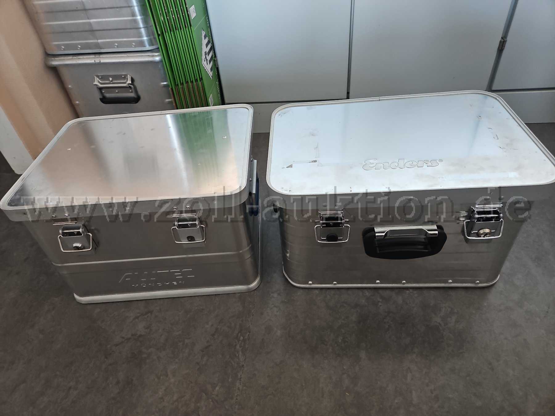 Beide Alukisten von vorne.