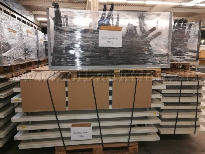 Tischplatte und Gestelle auf je einer Palette mit Gewichtangabe