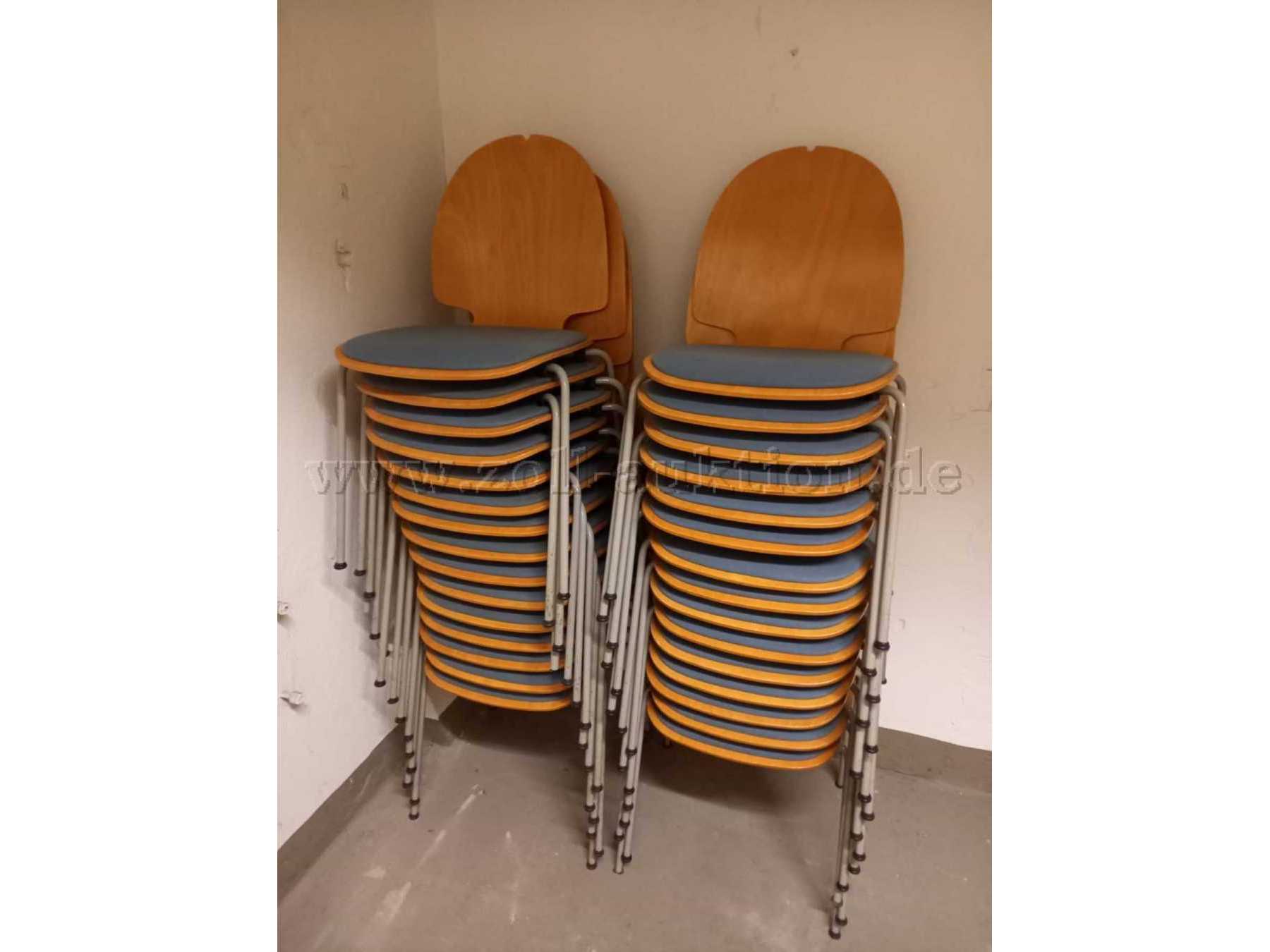 Stühle gestapelt