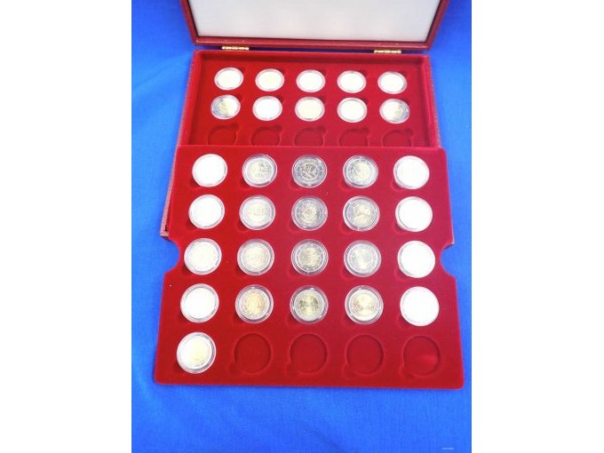 2 Euro-Münzen verteilt auf 2 Tableaus